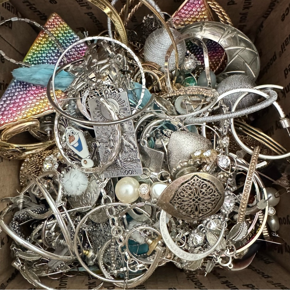 5 lb Earring Lot Mixed Craft Junk Wearable Bulk Upcycle Harvest Repurpose Resell - Picture 5 of 12
